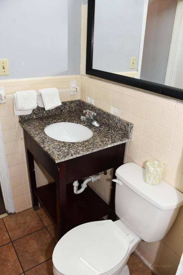 Lake Marion Inn Santee Bagian luar foto
