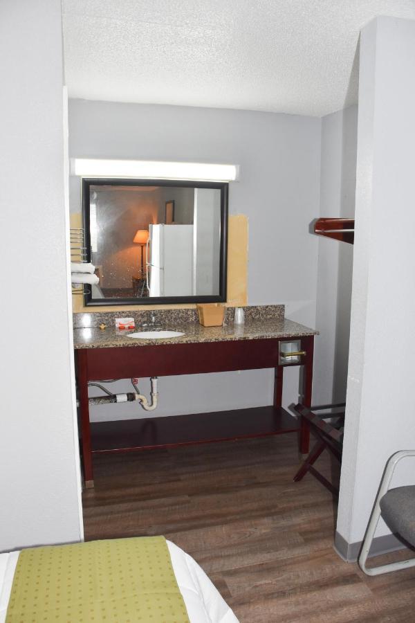 Lake Marion Inn Santee Bagian luar foto