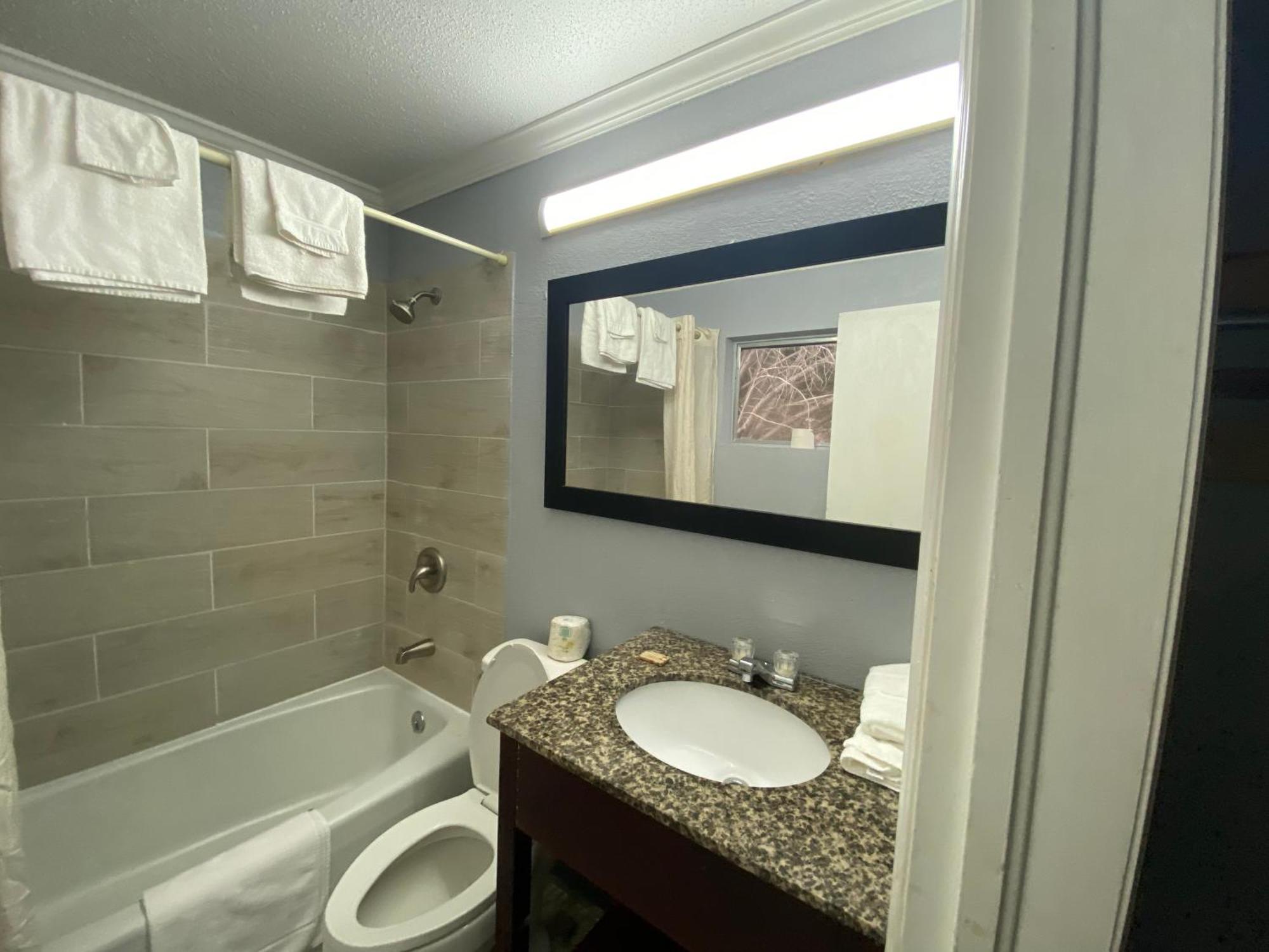 Lake Marion Inn Santee Bagian luar foto
