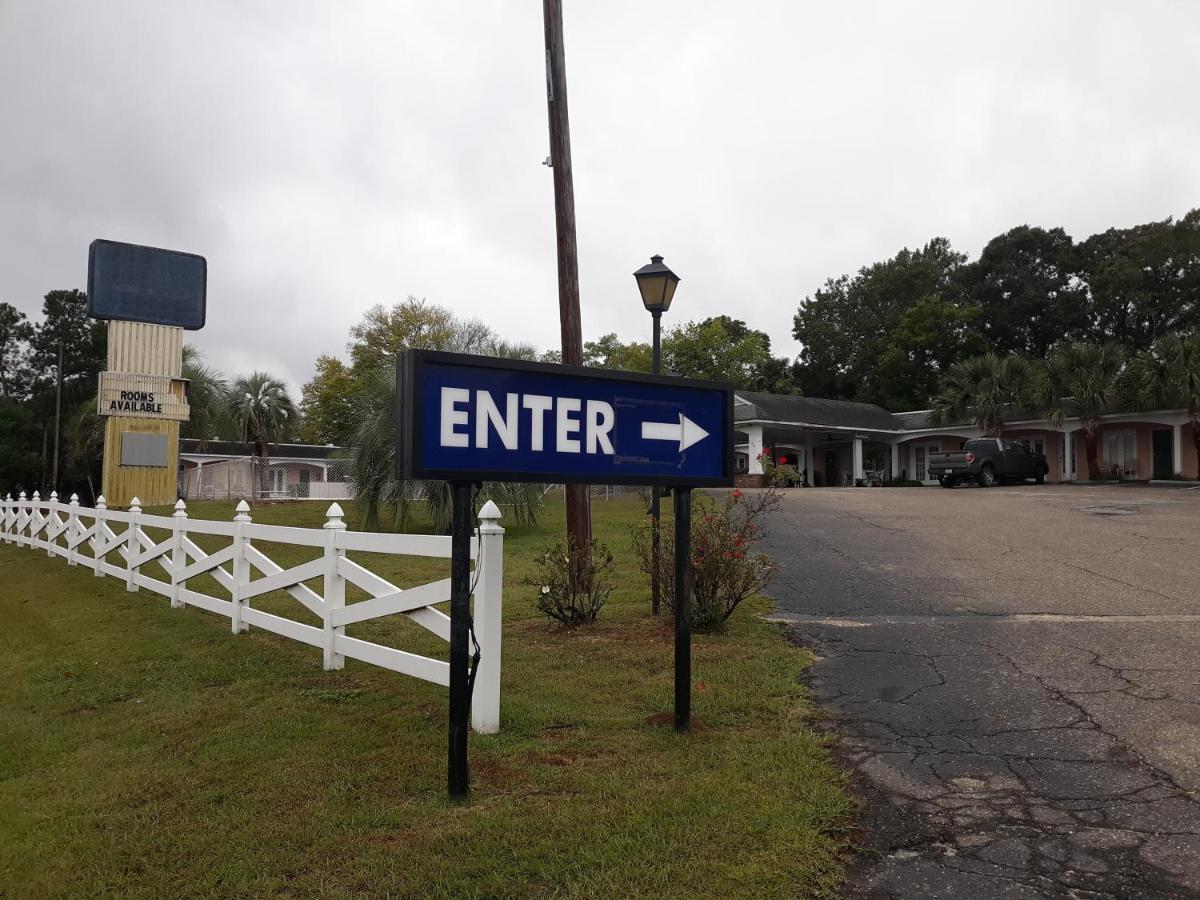 Lake Marion Inn Santee Bagian luar foto